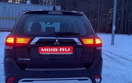 Mitsubishi Outlander III рестайлинг 3, 2022 год, 2 450 000 рублей, 2 фотография