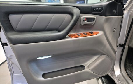 Toyota Land Cruiser 100 рестайлинг 2, 2005 год, 2 100 000 рублей, 8 фотография