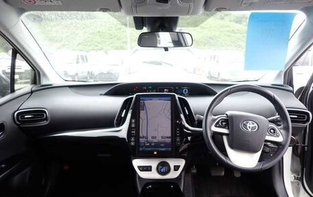 Toyota Prius IV XW50, 2018 год, 2 700 000 рублей, 3 фотография