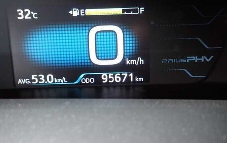 Toyota Prius IV XW50, 2018 год, 2 700 000 рублей, 2 фотография