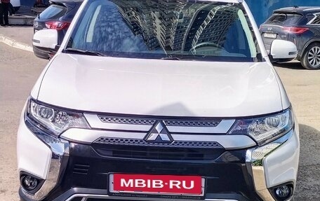 Mitsubishi Outlander III рестайлинг 3, 2019 год, 3 070 000 рублей, 2 фотография