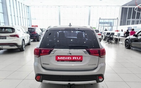 Mitsubishi Outlander III рестайлинг 3, 2017 год, 2 090 000 рублей, 10 фотография