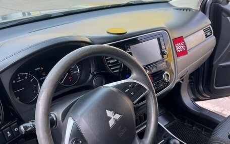 Mitsubishi Outlander III рестайлинг 3, 2018 год, 1 950 000 рублей, 5 фотография
