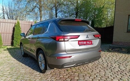 Mitsubishi Outlander, 2023 год, 3 850 000 рублей, 2 фотография