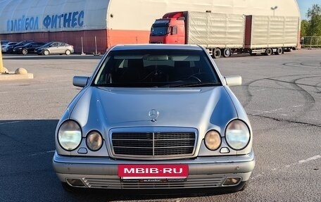 Mercedes-Benz E-Класс, 1998 год, 860 000 рублей, 2 фотография