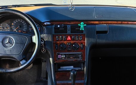 Mercedes-Benz E-Класс, 1998 год, 860 000 рублей, 18 фотография