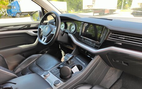 Volkswagen Touareg III, 2018 год, 5 200 000 рублей, 6 фотография