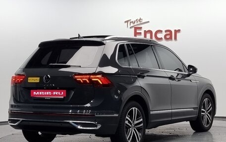 Volkswagen Tiguan II, 2021 год, 2 303 000 рублей, 2 фотография