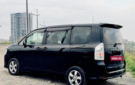 Toyota Voxy II, 2010 год, 1 400 000 рублей, 8 фотография