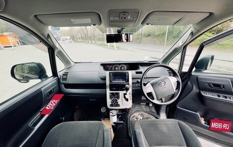 Toyota Voxy II, 2010 год, 1 400 000 рублей, 15 фотография