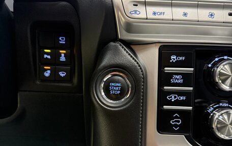 Toyota Land Cruiser Prado 150 рестайлинг 2, 2017 год, 5 200 000 рублей, 22 фотография