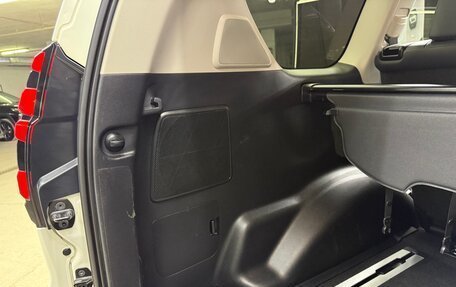 Toyota Land Cruiser Prado 150 рестайлинг 2, 2017 год, 5 200 000 рублей, 28 фотография