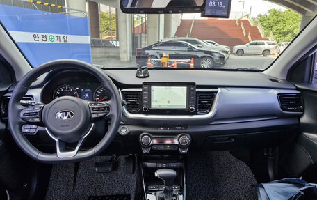 KIA Stonic, 2020 год, 1 300 000 рублей, 6 фотография