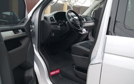 Volkswagen Multivan T6 рестайлинг, 2018 год, 5 600 000 рублей, 12 фотография