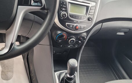 Hyundai Solaris II рестайлинг, 2012 год, 720 000 рублей, 18 фотография