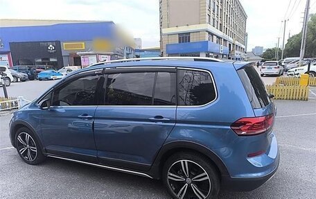 Volkswagen Touran III, 2021 год, 1 731 100 рублей, 4 фотография