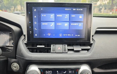 Toyota RAV4, 2022 год, 2 600 000 рублей, 9 фотография