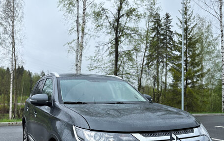 Mitsubishi Outlander III рестайлинг 3, 2020 год, 2 450 000 рублей, 2 фотография