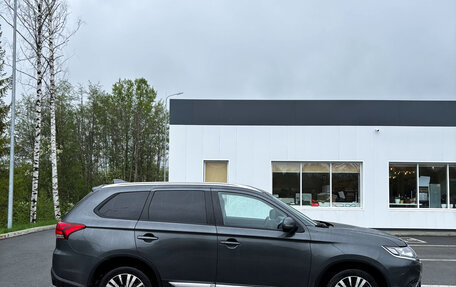 Mitsubishi Outlander III рестайлинг 3, 2020 год, 2 450 000 рублей, 5 фотография