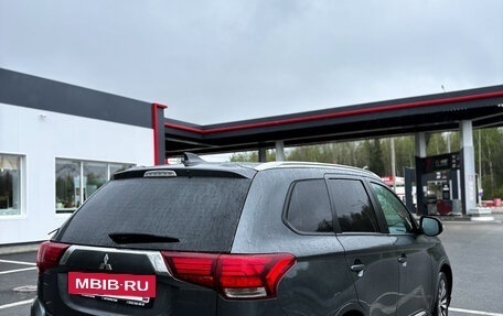 Mitsubishi Outlander III рестайлинг 3, 2020 год, 2 450 000 рублей, 3 фотография