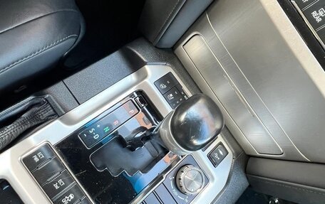 Toyota Land Cruiser 200, 2017 год, 6 800 000 рублей, 7 фотография
