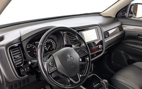 Mitsubishi Outlander III рестайлинг 3, 2020 год, 2 595 000 рублей, 15 фотография