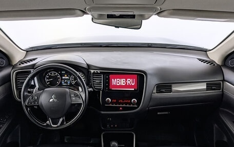 Mitsubishi Outlander III рестайлинг 3, 2020 год, 2 595 000 рублей, 14 фотография