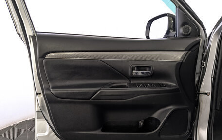 Mitsubishi Outlander III рестайлинг 3, 2020 год, 2 595 000 рублей, 19 фотография