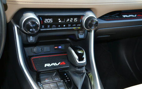 Toyota RAV4, 2022 год, 4 000 000 рублей, 10 фотография