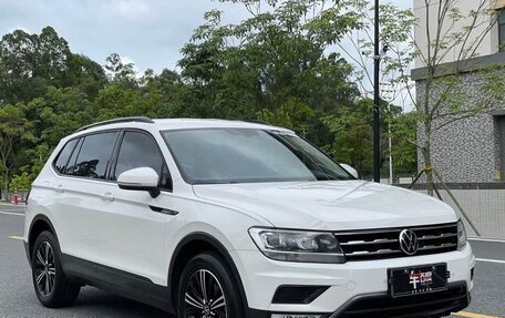 Volkswagen Tiguan II, 2021 год, 1 980 000 рублей, 2 фотография