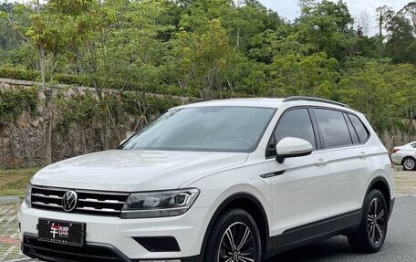 Volkswagen Tiguan II, 2021 год, 1 980 000 рублей, 3 фотография