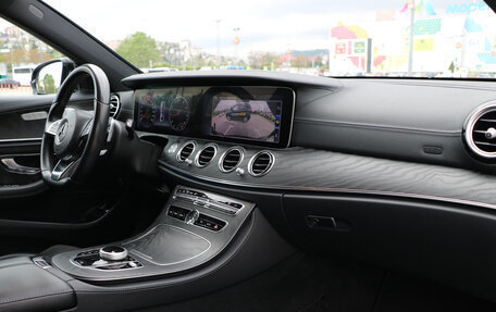 Mercedes-Benz E-Класс, 2017 год, 3 000 000 рублей, 28 фотография