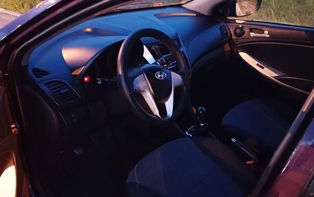 Hyundai Solaris II рестайлинг, 2011 год, 650 000 рублей, 4 фотография