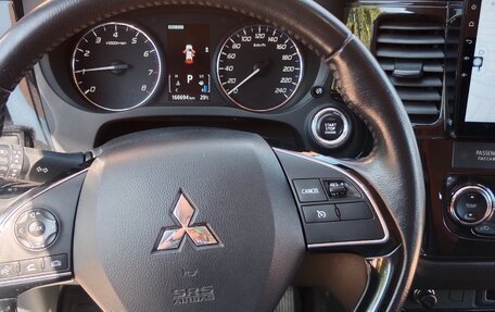 Mitsubishi Outlander III рестайлинг 3, 2017 год, 1 850 000 рублей, 9 фотография