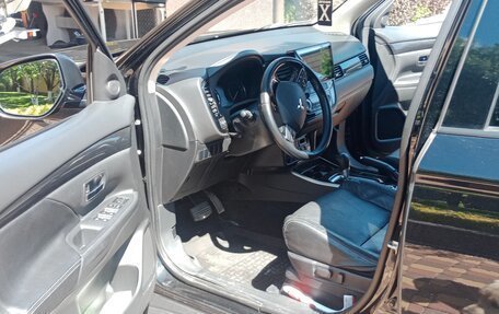 Mitsubishi Outlander III рестайлинг 3, 2017 год, 1 850 000 рублей, 16 фотография