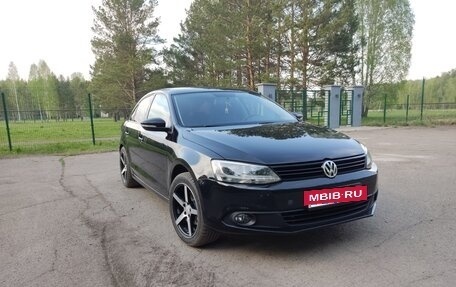Volkswagen Jetta VI, 2013 год, 1 040 000 рублей, 2 фотография