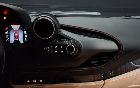 Ferrari F8, 2021 год, 26 000 000 рублей, 13 фотография