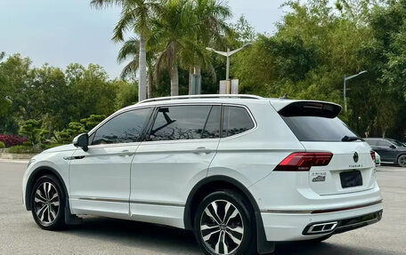 Volkswagen Tiguan II, 2022 год, 3 017 000 рублей, 2 фотография