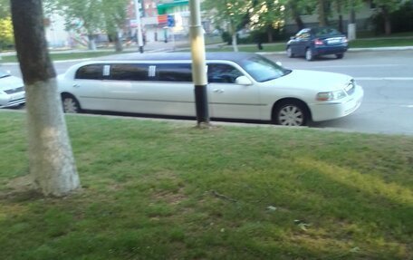 Lincoln Town Car III рестайлинг, 2003 год, 600 000 рублей, 2 фотография