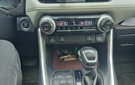 Toyota RAV4, 2019 год, 3 200 000 рублей, 12 фотография