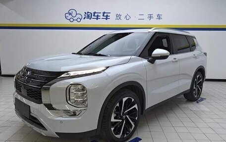 Mitsubishi Outlander, 2023 год, 2 450 000 рублей, 3 фотография