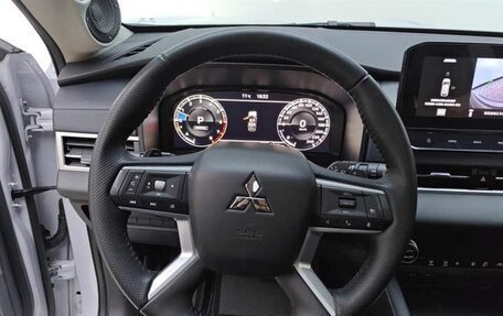 Mitsubishi Outlander, 2023 год, 2 450 000 рублей, 6 фотография