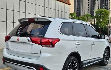 Mitsubishi Outlander III рестайлинг 3, 2021 год, 2 075 000 рублей, 4 фотография