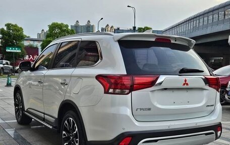 Mitsubishi Outlander III рестайлинг 3, 2021 год, 2 075 000 рублей, 5 фотография