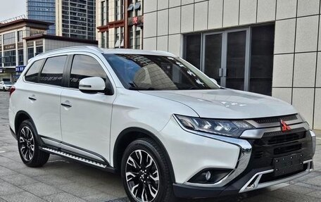 Mitsubishi Outlander III рестайлинг 3, 2021 год, 2 075 000 рублей, 3 фотография