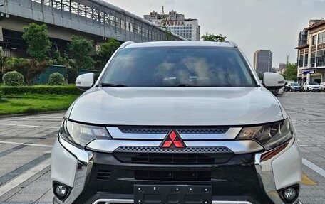 Mitsubishi Outlander III рестайлинг 3, 2021 год, 2 075 000 рублей, 2 фотография