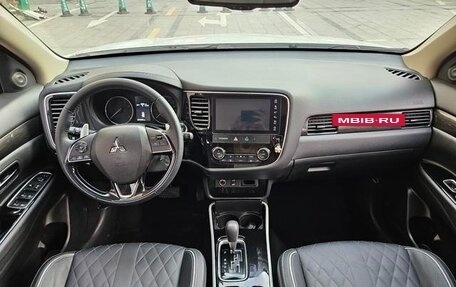 Mitsubishi Outlander III рестайлинг 3, 2021 год, 2 075 000 рублей, 6 фотография