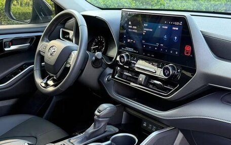 Toyota Highlander, 2022 год, 3 090 000 рублей, 13 фотография