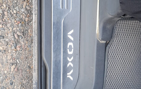 Toyota Voxy II, 2009 год, 1 370 000 рублей, 17 фотография