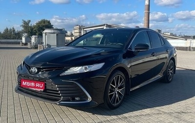 Toyota Camry, 2021 год, 3 950 000 рублей, 1 фотография
